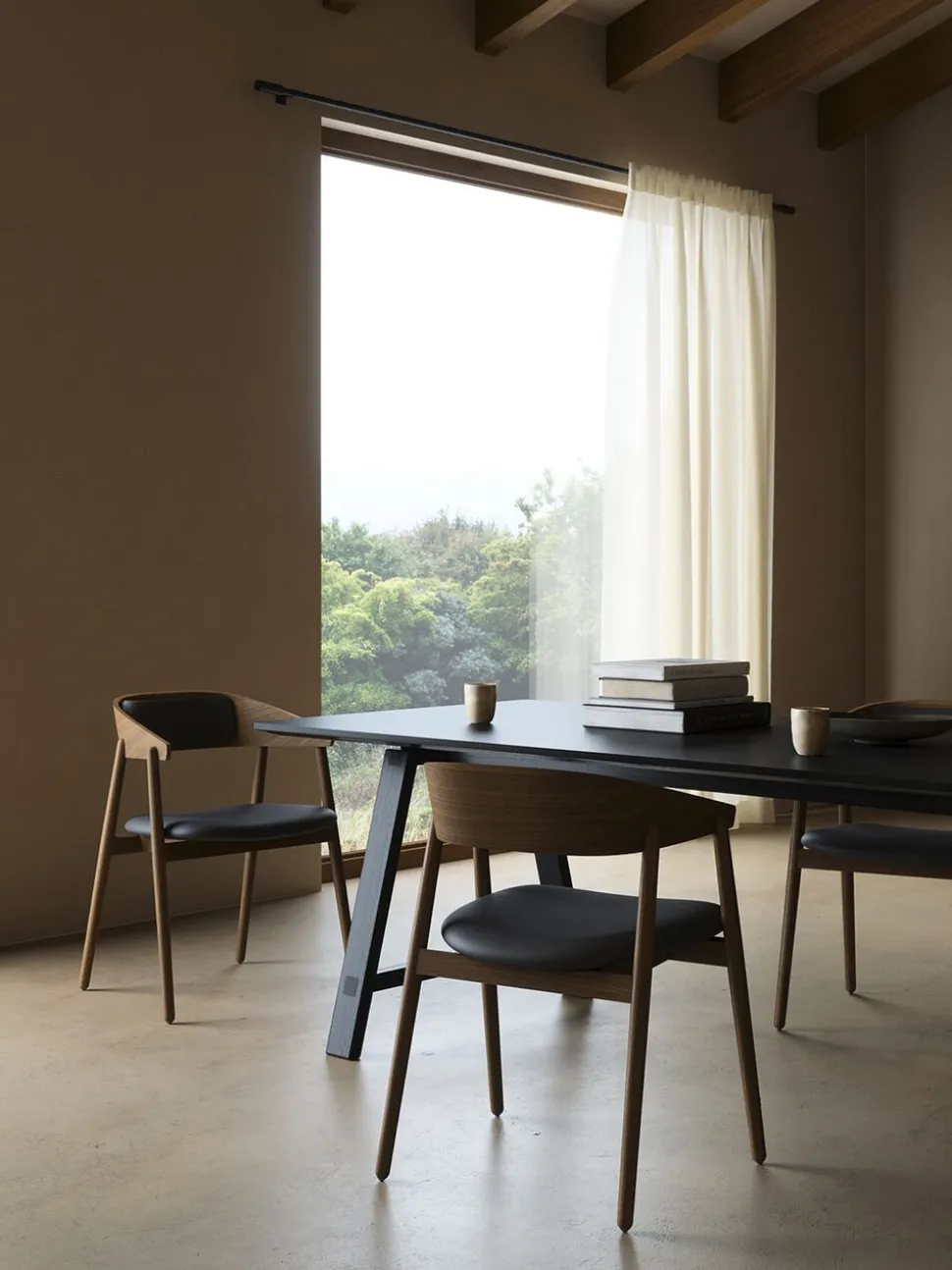 AC2 armchair, Smoked oak, Leather Black