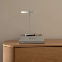 Asteria Move Monochrome