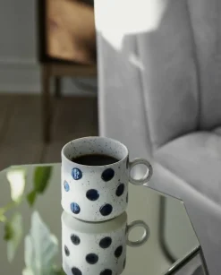 GRAINY dot cup w. handle, sand/dark blue